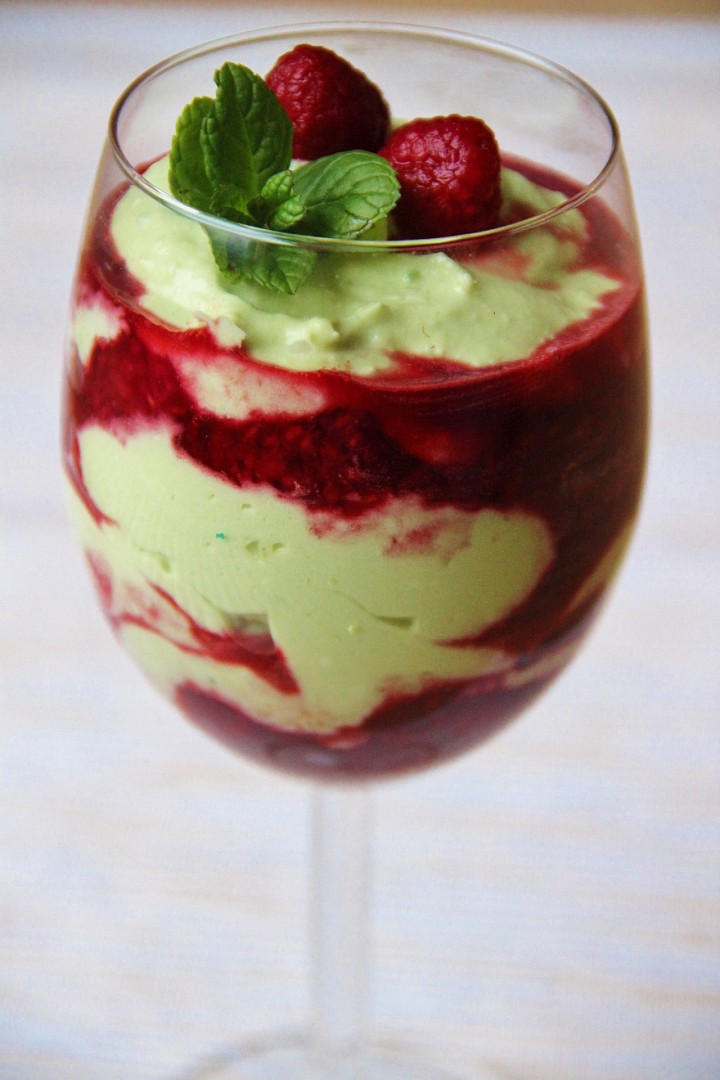 Avokádový krém s malinami