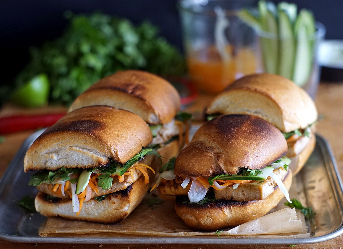 Bánh mì s pečeným tofu, koriandrem a nakládanou zeleninou_5ff7ec841e2d1.jpeg