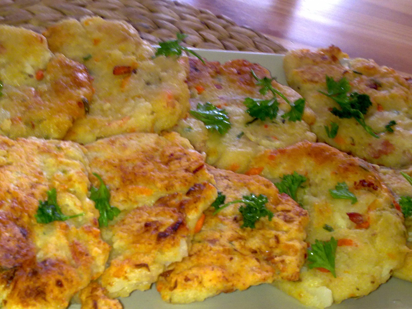 Barevné květákové placičky s  uzeným sýrem a kořenovou zeleninou_5ffa8aa969591.jpeg