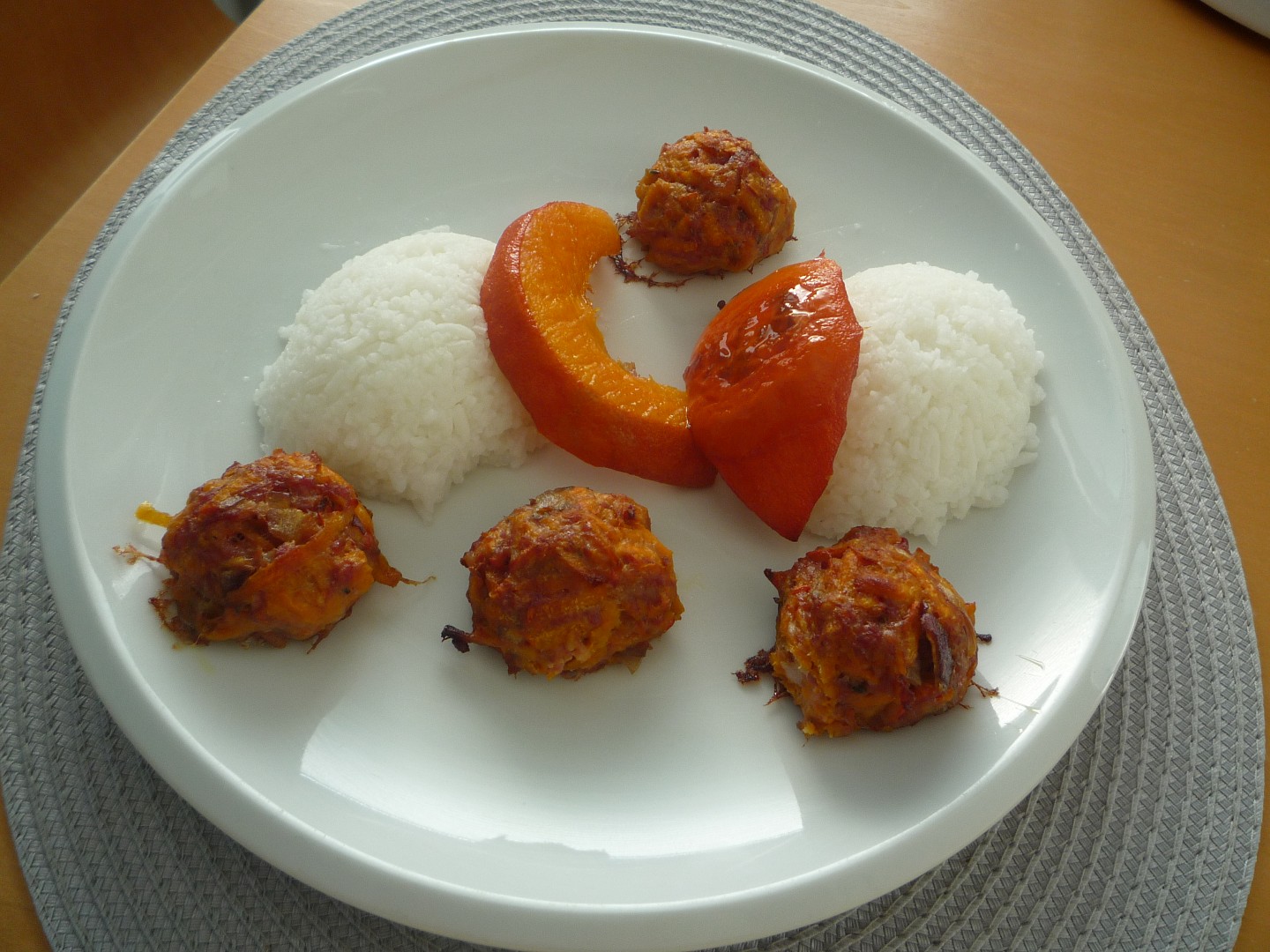 Barevné masové kuličky s pečenou dýní