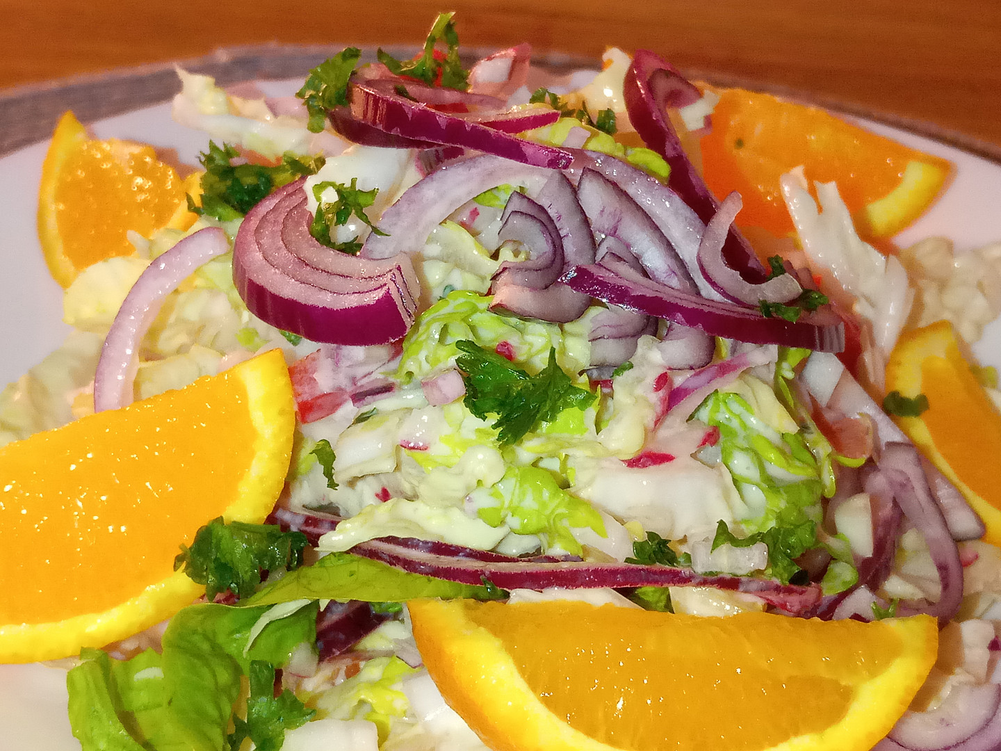 Barevný zelný salát na pomeranči se zálivkou_5ff6961e745fc.jpeg