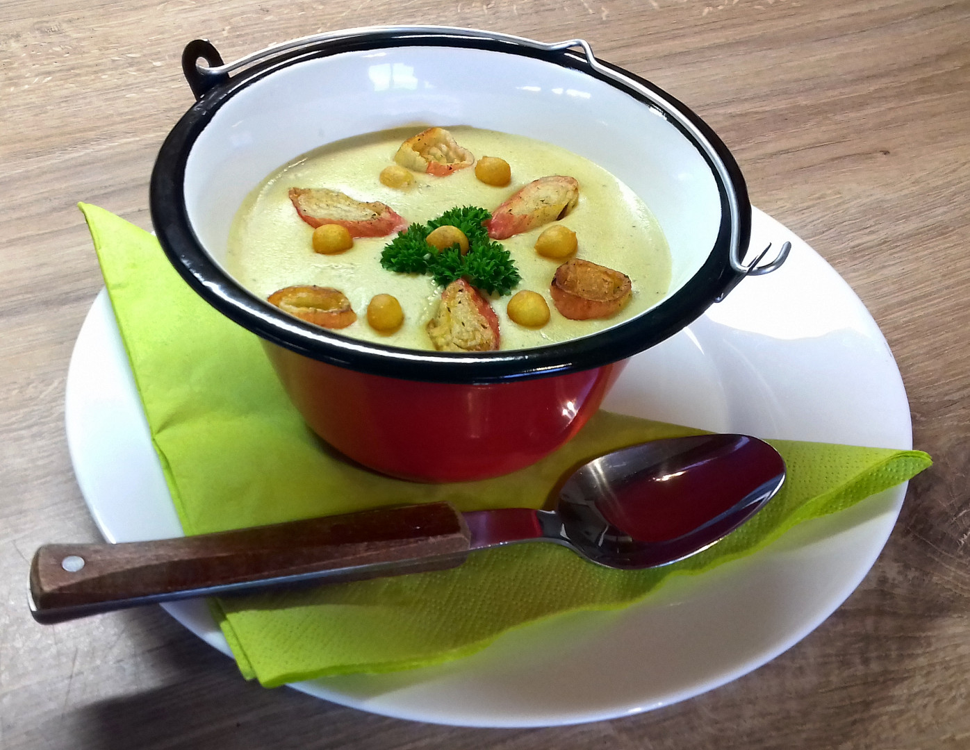 Bílá polévka z tyčinek Surimi