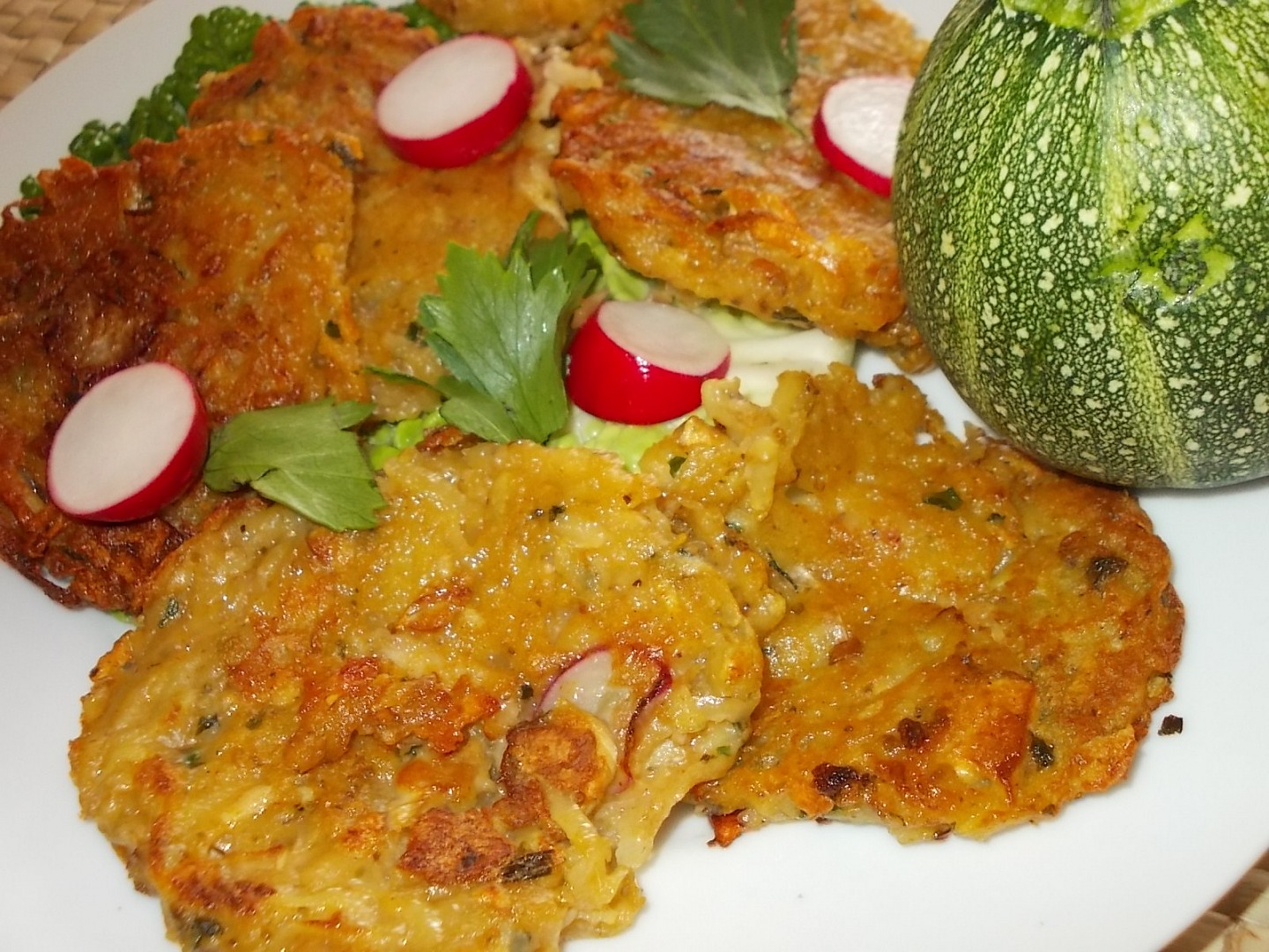 Bramboráčky s ředkvičkami a houbami