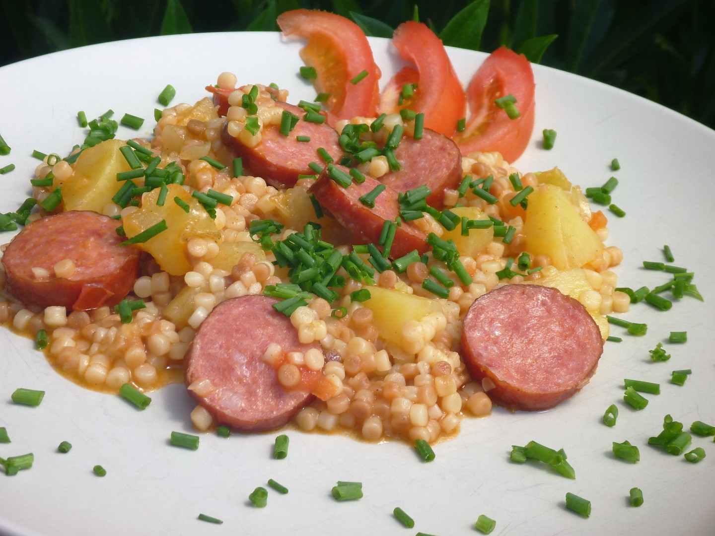 Bramborová tarhoňa s klobásou