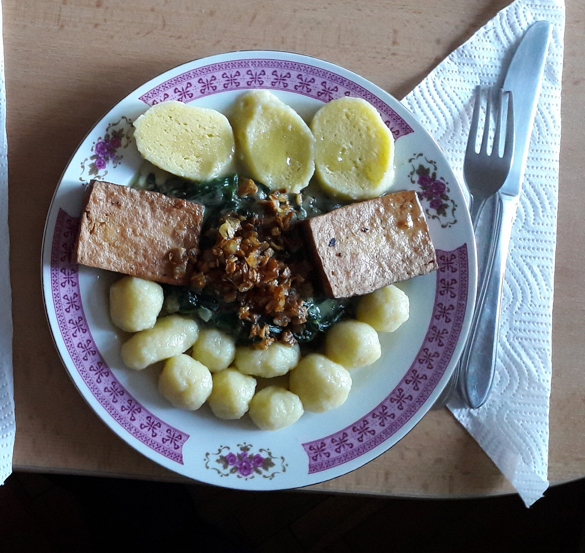 Bramborové knedlíky s baby špenátem a tofu plátky_5ff6edbf2d48c.jpeg