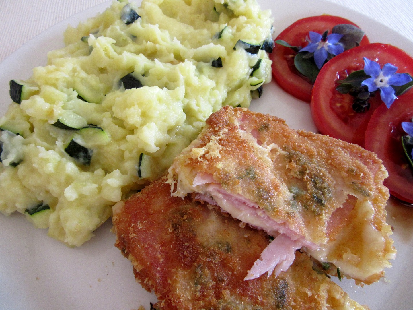 Bramborovo-cuketové pyré s bylinkovým smažákem se šunkou