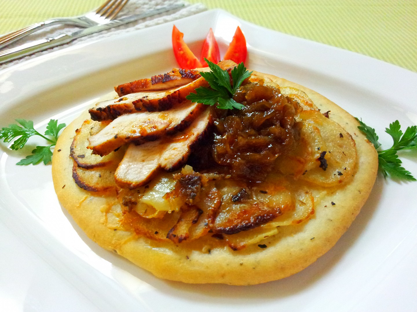 Bramborovy pizza kolacek s cibulovou perinkou a kurecim masem_5ff9a29b05f49.jpeg