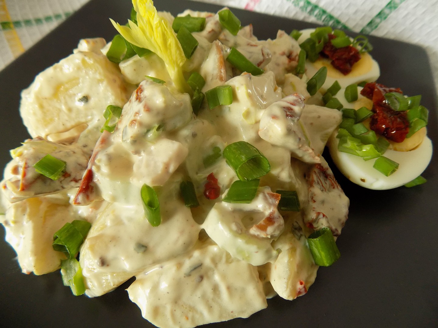 Bramborový salát s řapíkatým celerem a sušenými rajčaty