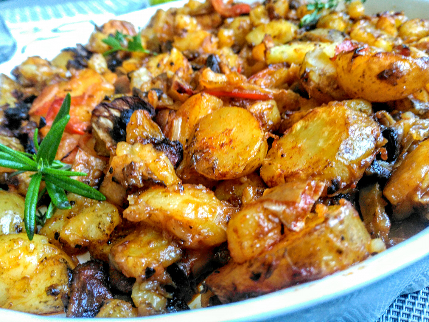 Brambory, pečené v zeleninovém leču