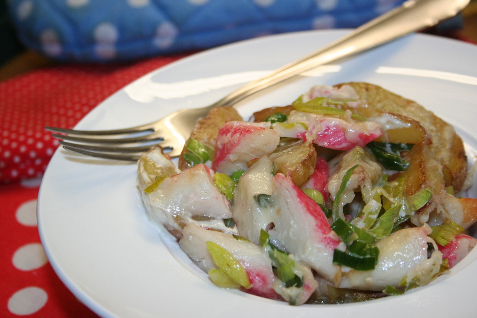 Brambory zapečené se surimi, pórkem, kapkou smetany a parmazánem_5ff917d5b1730.jpeg