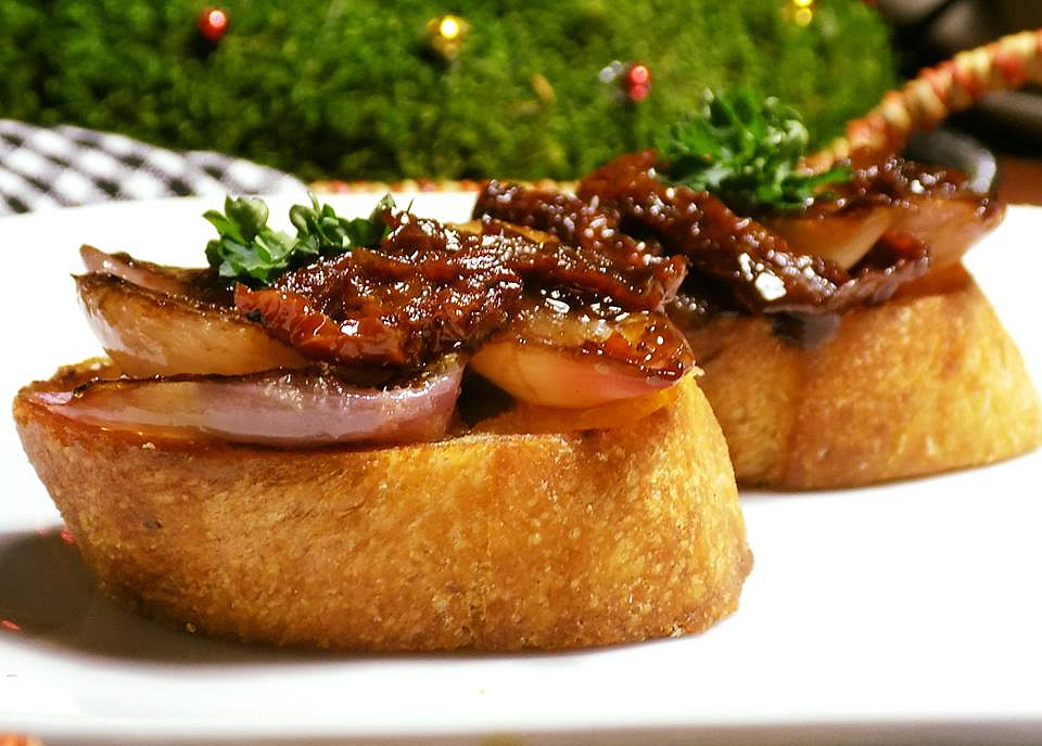 Bruschetta s restovanou šalotkou a sušenými rajčaty