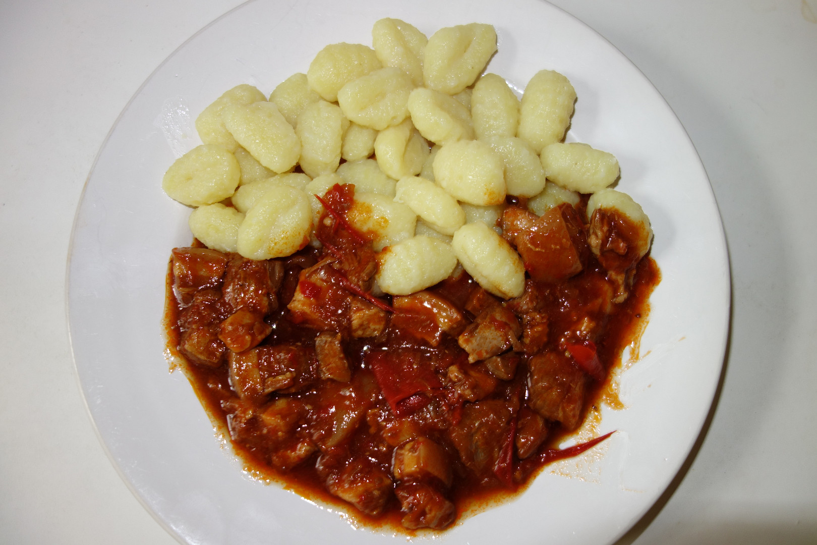 Bůčkový pikantní guláš s gnocchi_5ff69293edb55.jpeg