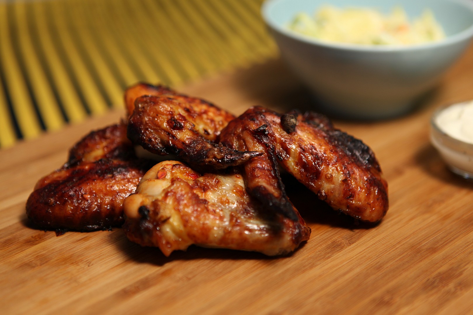 Buffalo kuřecí křídla s omáčkou z modrého sýra a salát Coleslaw