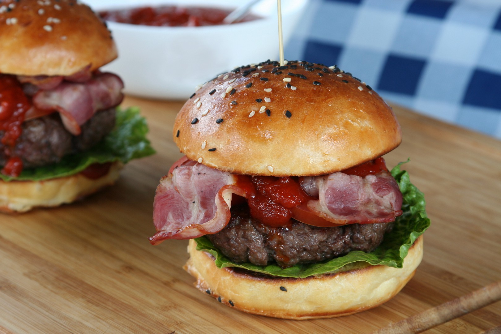 Burgery s domácí bbq omáčkou a brioškami_5ff79bdcc6574.jpeg