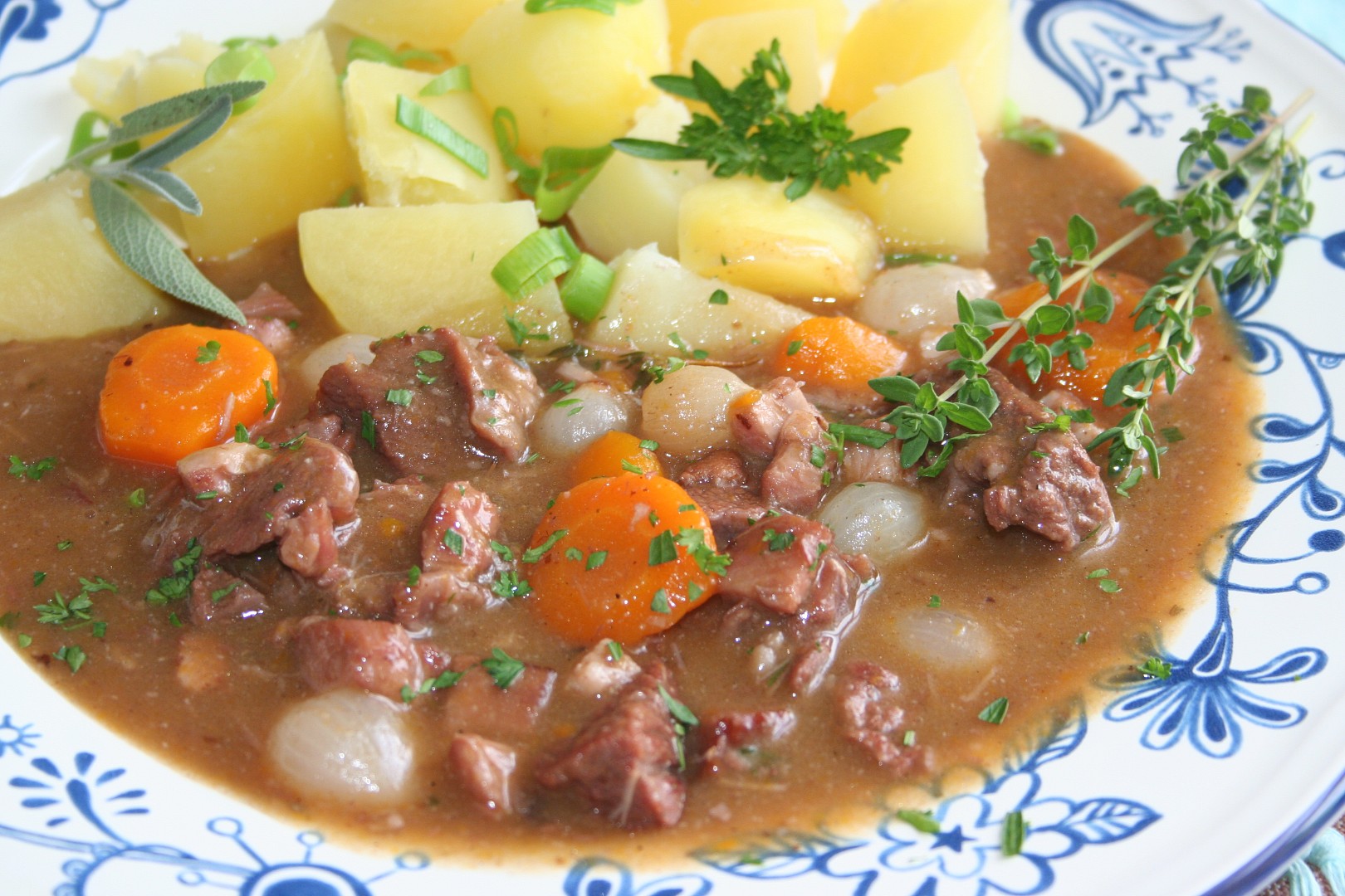 Burgundské hovězí podle francouzské kuchařky – Boeuf bourguignon_5ff9463b8625a.jpeg