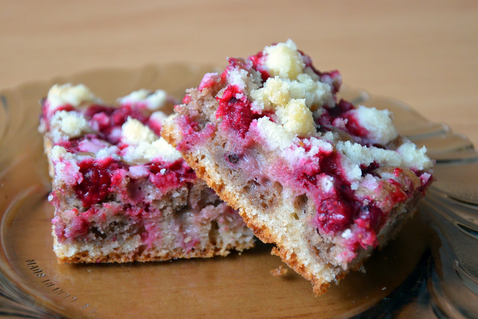 Celozrnný vláčný dvoubarevný koláč s ovocem a drobenkou_5ff9278365597.jpeg