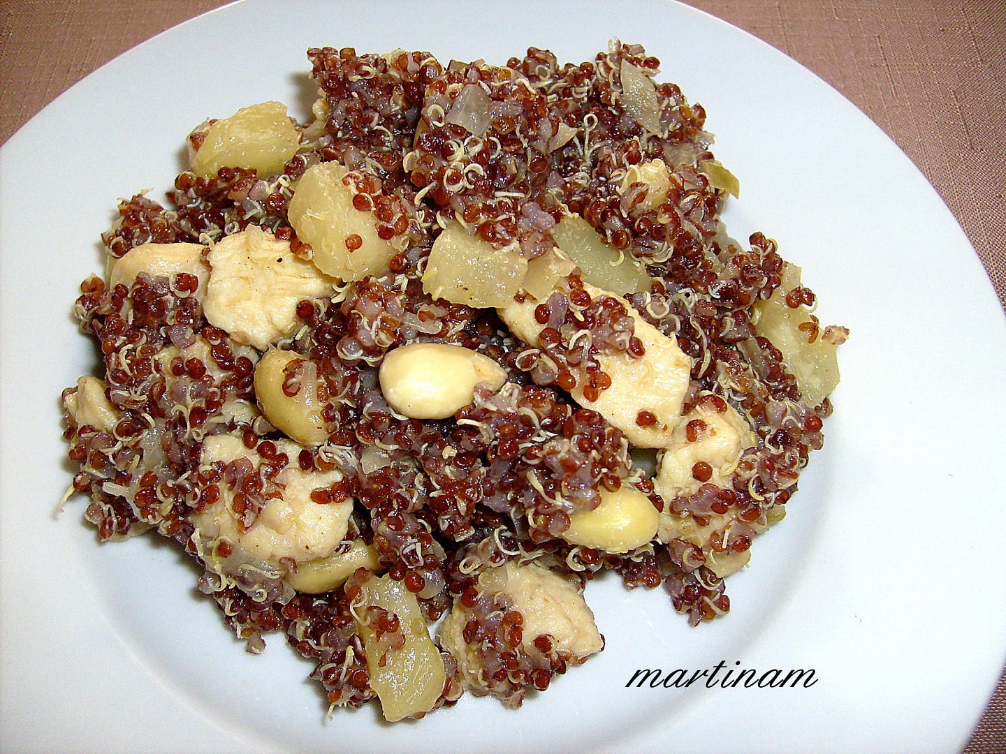 Červená quinoa s ananasem, mandlemi a kuřecím