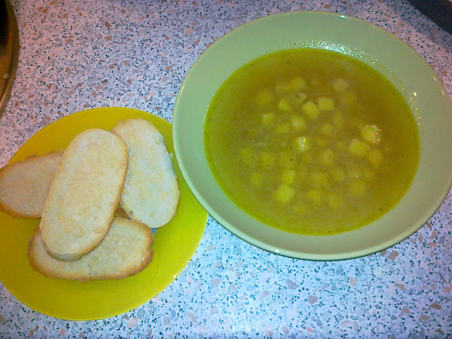 Česnečka s parmazánovou bagetkou