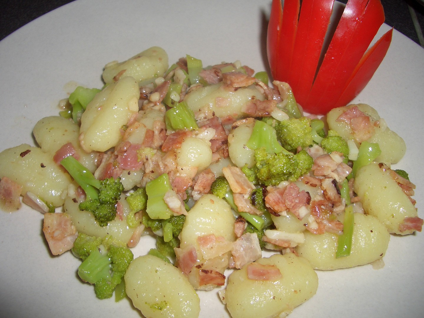 Česnekové gnocchi s brokolicí a slaninou_5ffba0584fa3f.jpeg