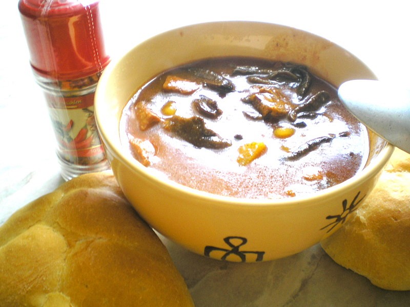 Chatařský buřtguláš