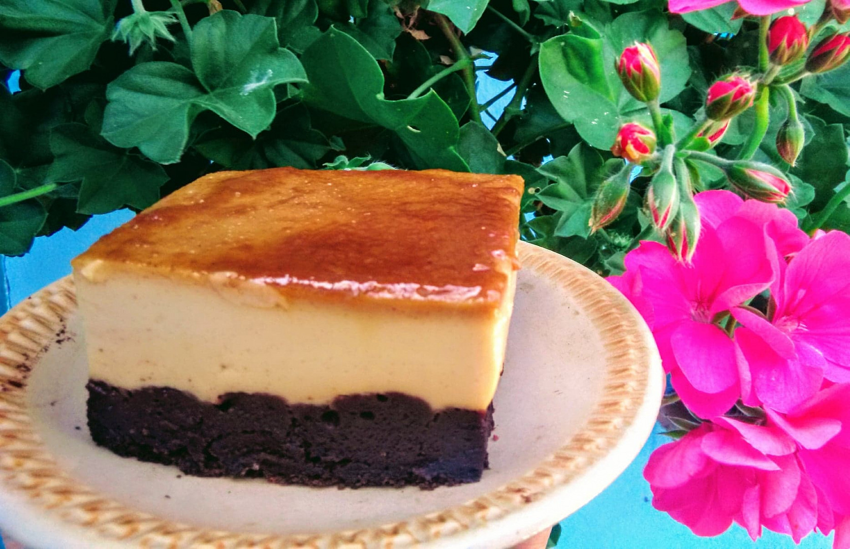 „Chocoflan”- jemný dezert s karamelizovaným cukrem a čokoládovým piškotem