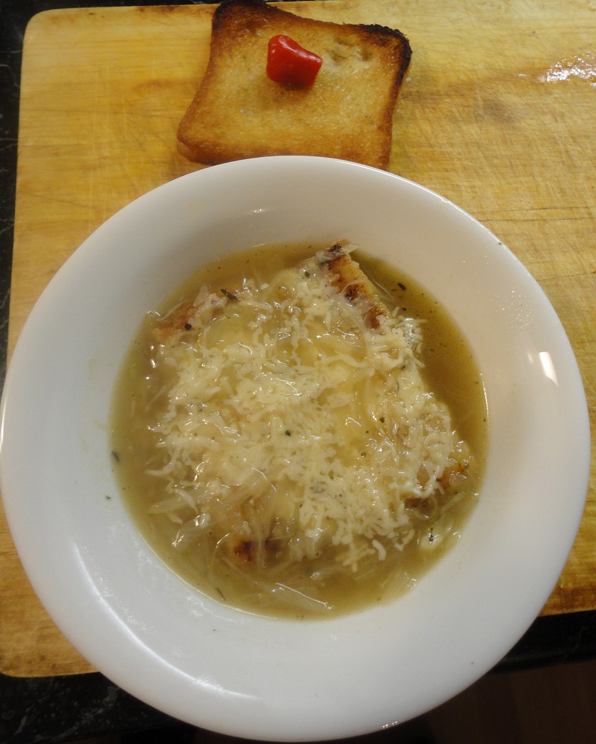 Cibulačka s bagetkou a sýrem