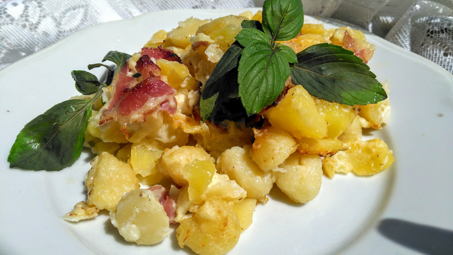 Cibulové brambory a gnocchi se slaninou, zapečené s Majolkou® a jemným sýrem_5ff74434a2f95.jpeg