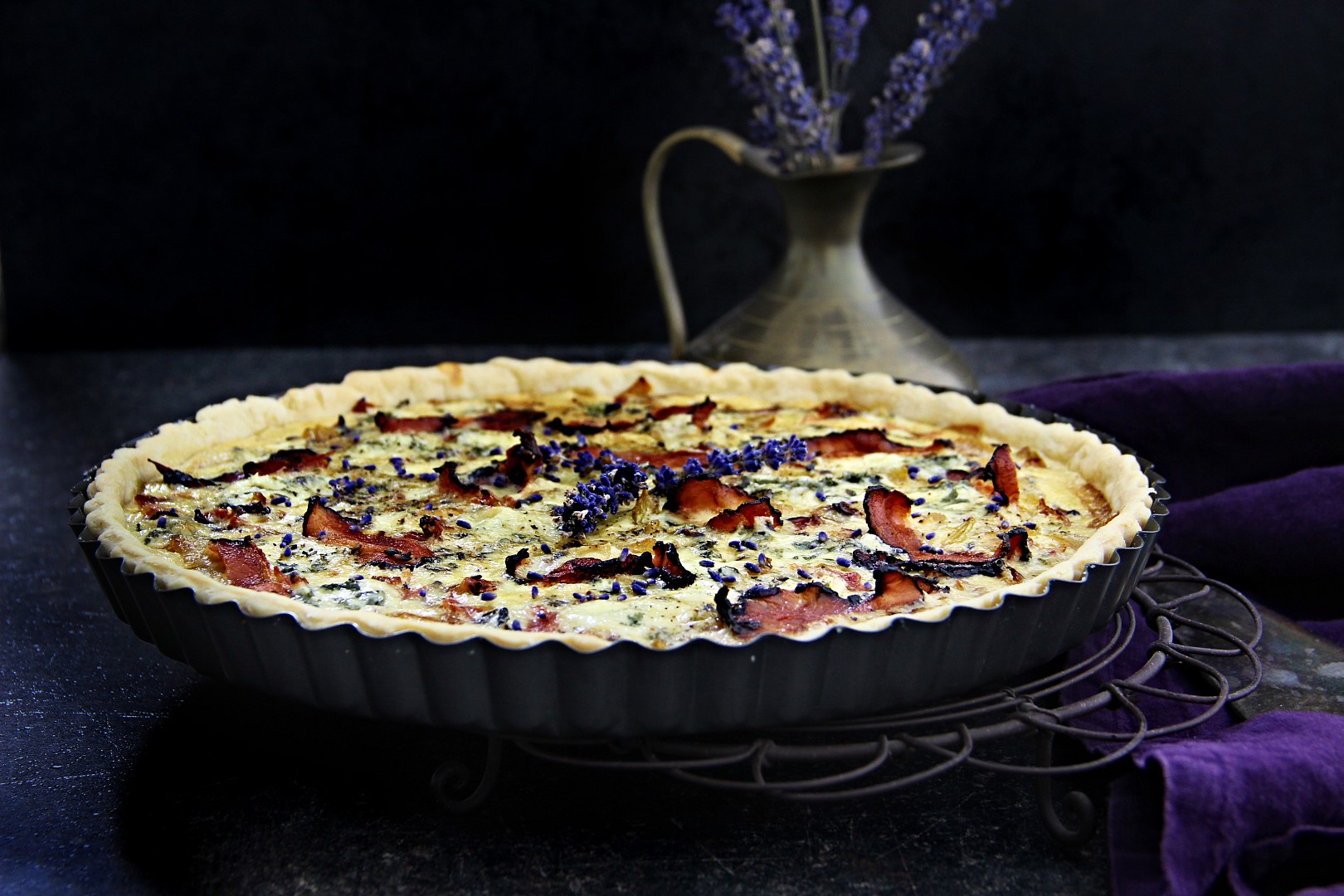 Cibulový quiche s gorgonzolou, slaninou a levandulí_5ff74c190f71b.jpeg