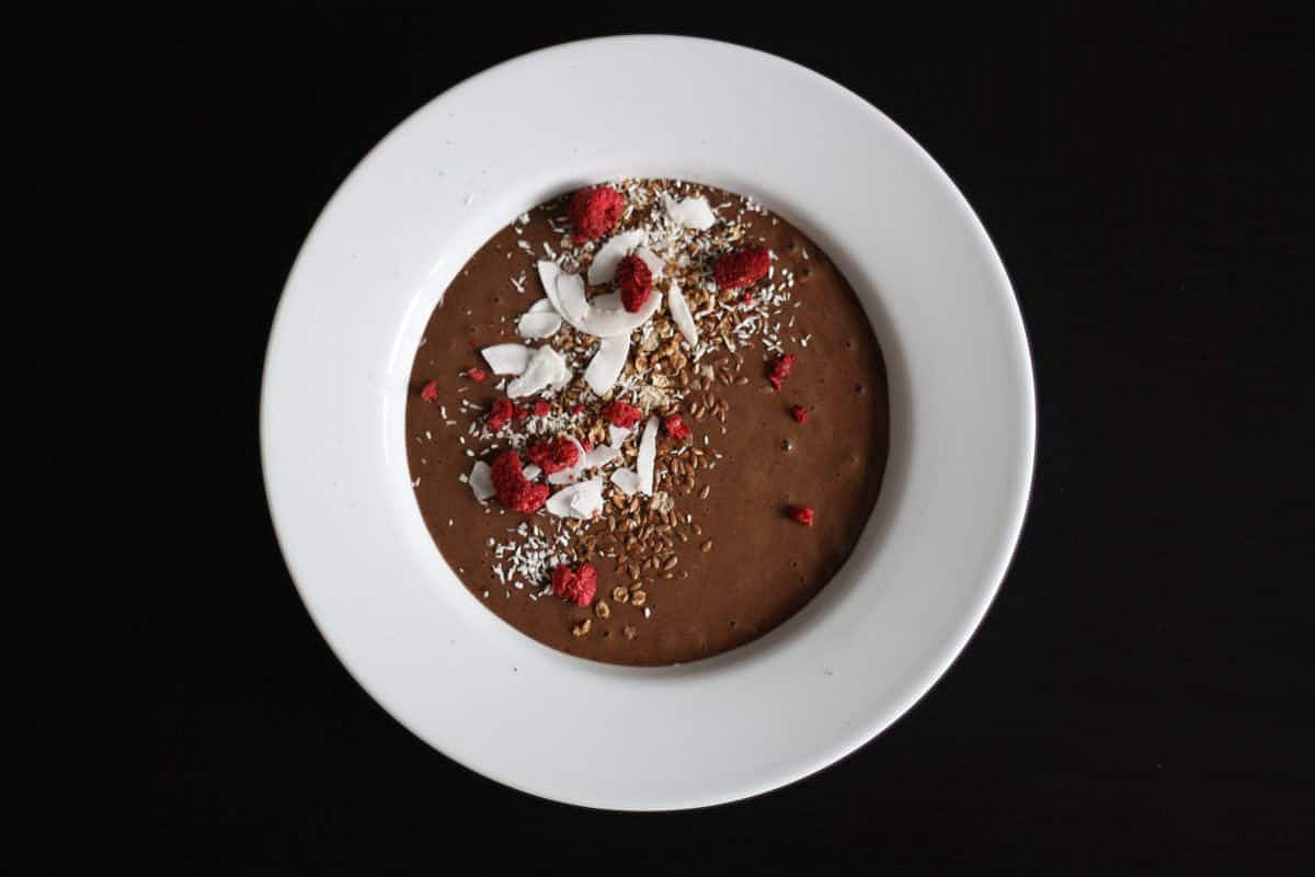 Čokoládová smoothie bowl s ledovou kávou_5ff6f061e5554.jpeg