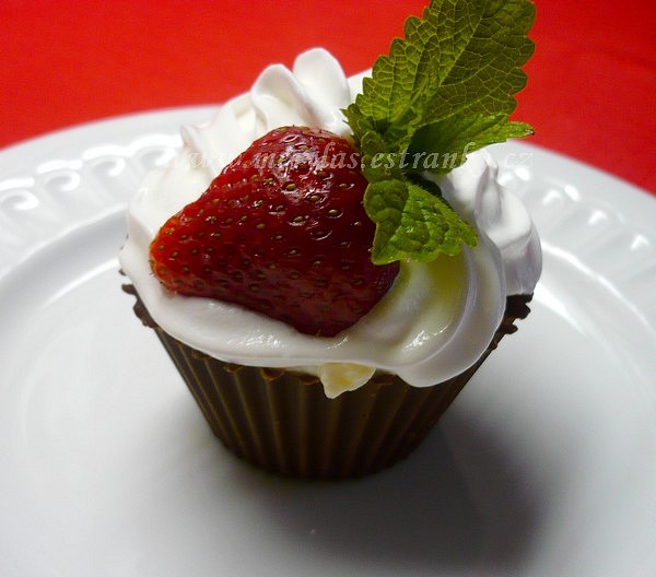 Čokoládové košíčky s tvarohovo-pudinkovým krémem a jahodami