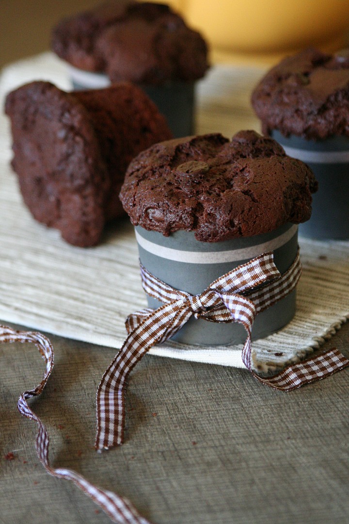 Čokoládové muffiny s kousky čokolády_5ff7c997d9d3d.jpeg