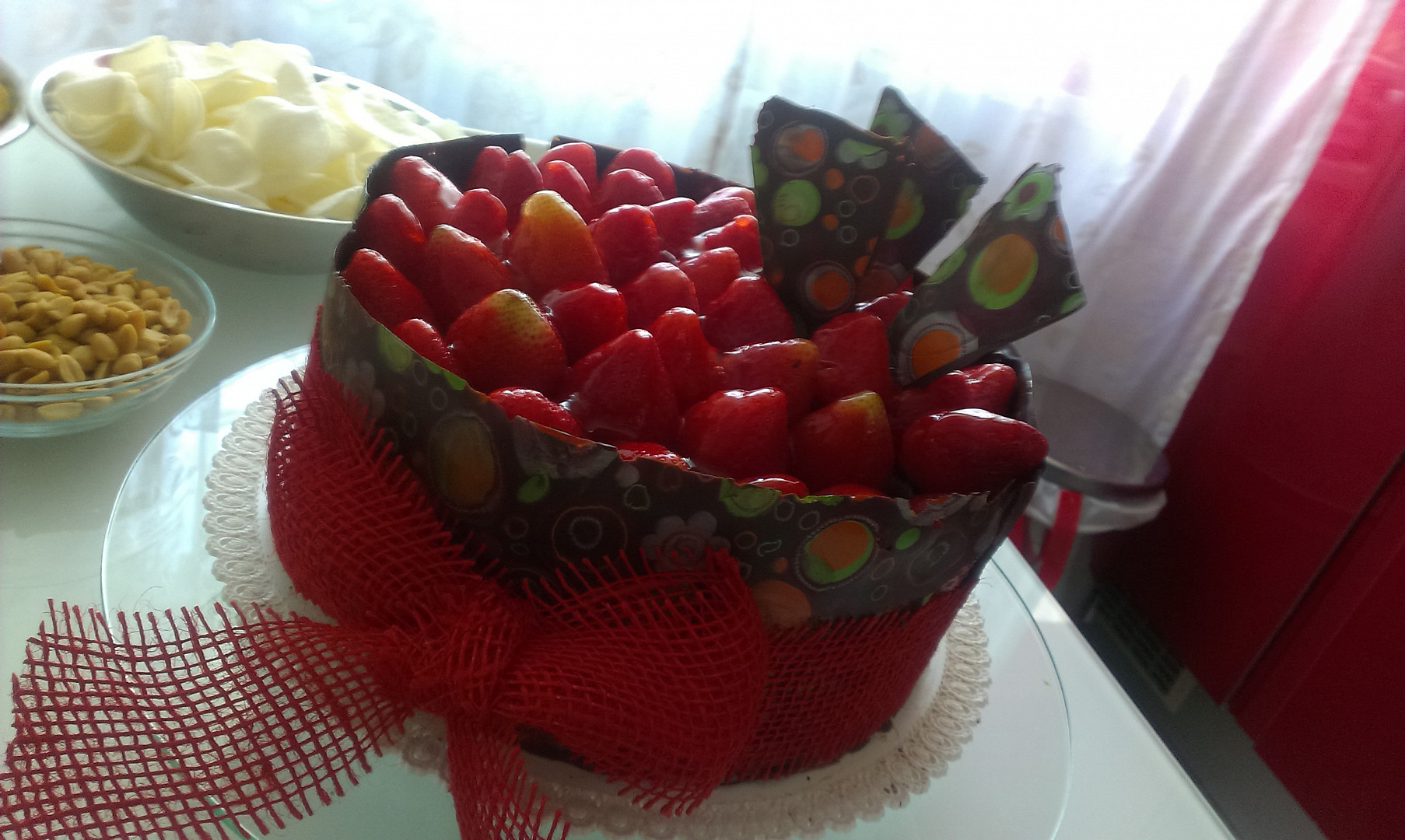 Čokoládový dort s mascarpone krémem a jahodami_5ff8d8b7cbefd.jpeg