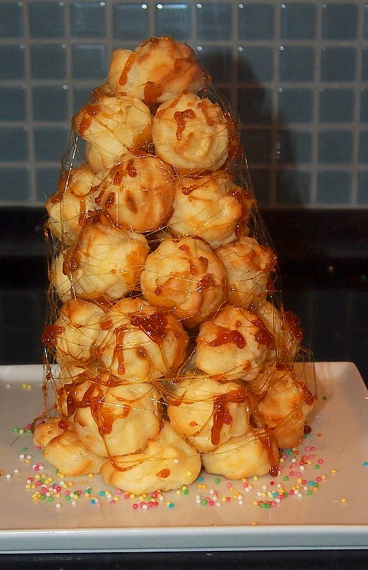 Croquembouche s vanilkovou šlehačkou_5ff7bd49819a1.jpeg
