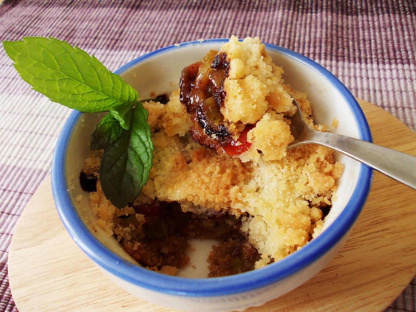 Crumble s rebarborou, mandlemi a brusinkami_5ff943315c1ea.jpeg