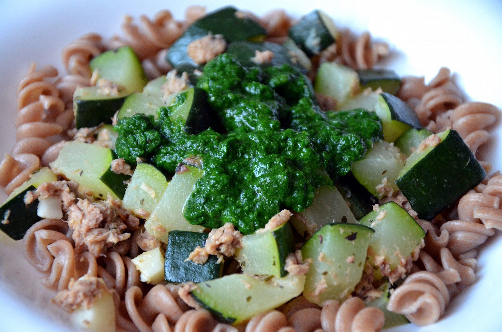 Cuketa s tuňákem a kopřivovou omáčkou