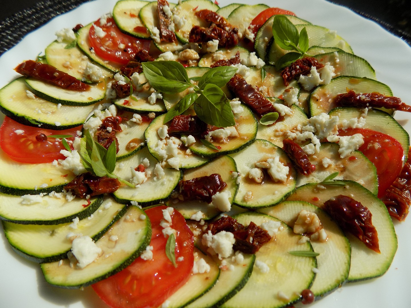 Cuketové carpaccio se sušenými rajčaty a sýrem_5ff79da88cf96.jpeg