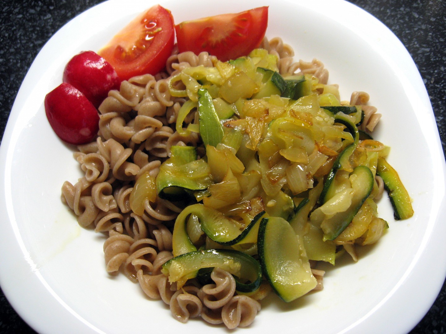 Cuketové nudle na cibulce s těstovinami
