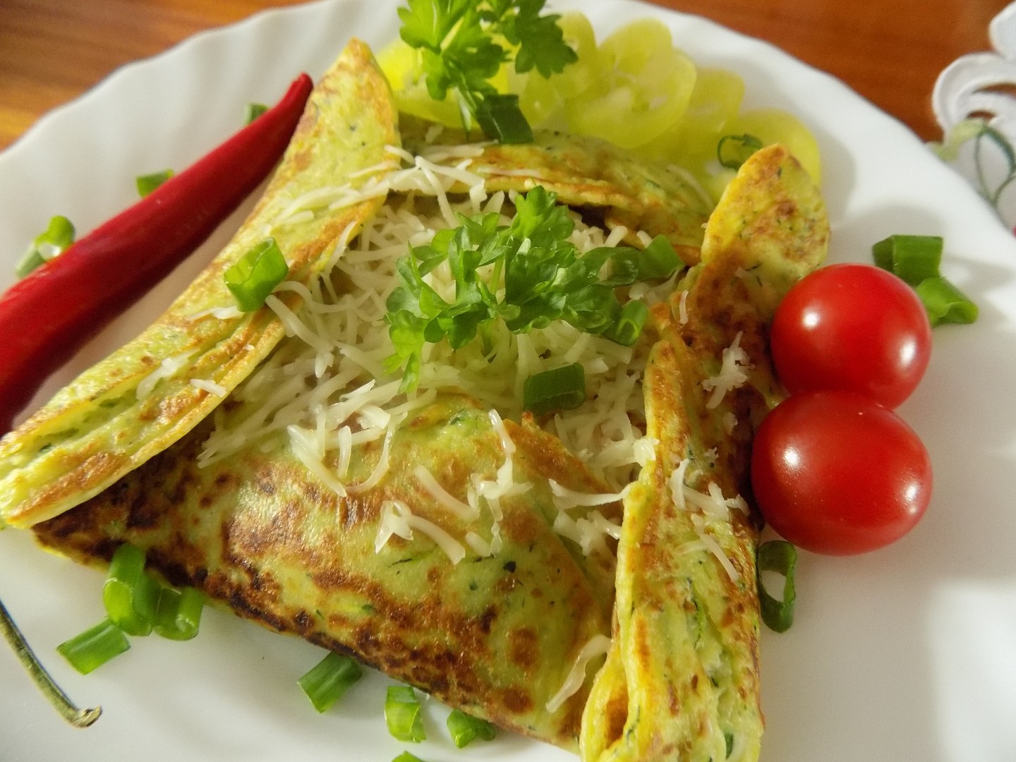 Cuketové palačinky s rajčatovým sugem a sýrem_5ff7a1f8993f9.jpeg