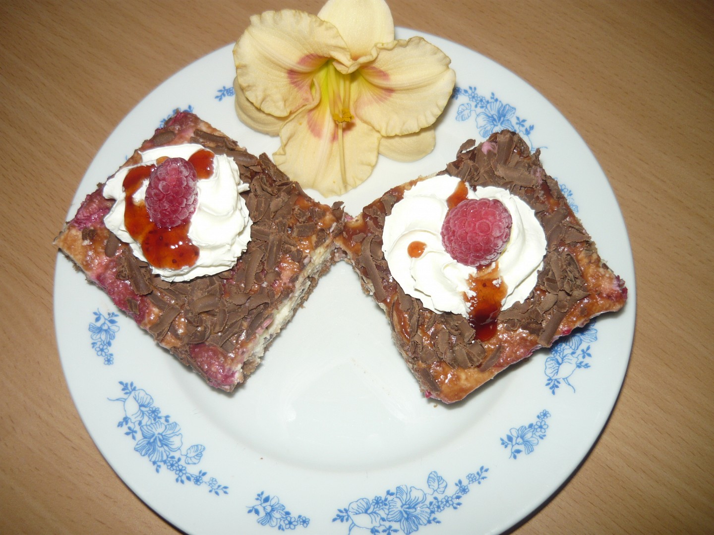 Cuketové řezy s krémem, malinami a polevou