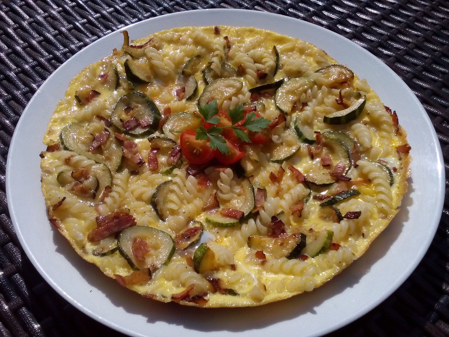 Cuketovo-těstovinová omeleta