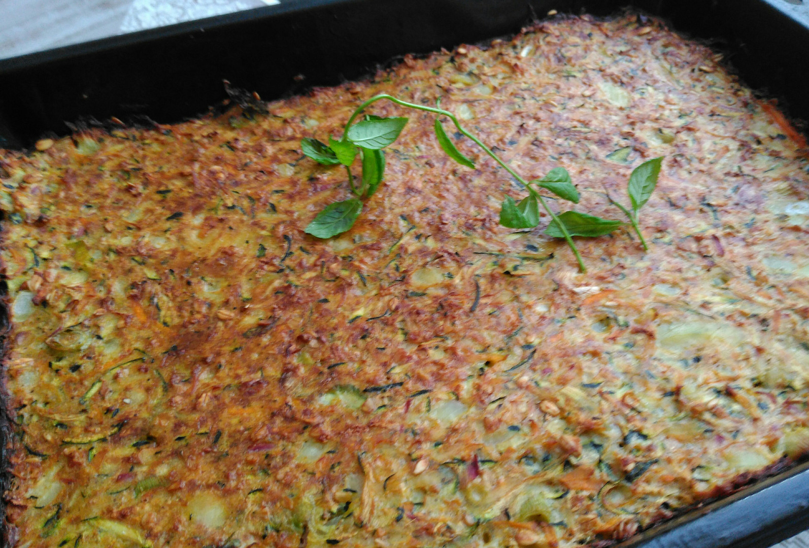 Cuketový „trhaný“koláč s mrkví, ředkvičkami, bramborou a ovesnými vločkami