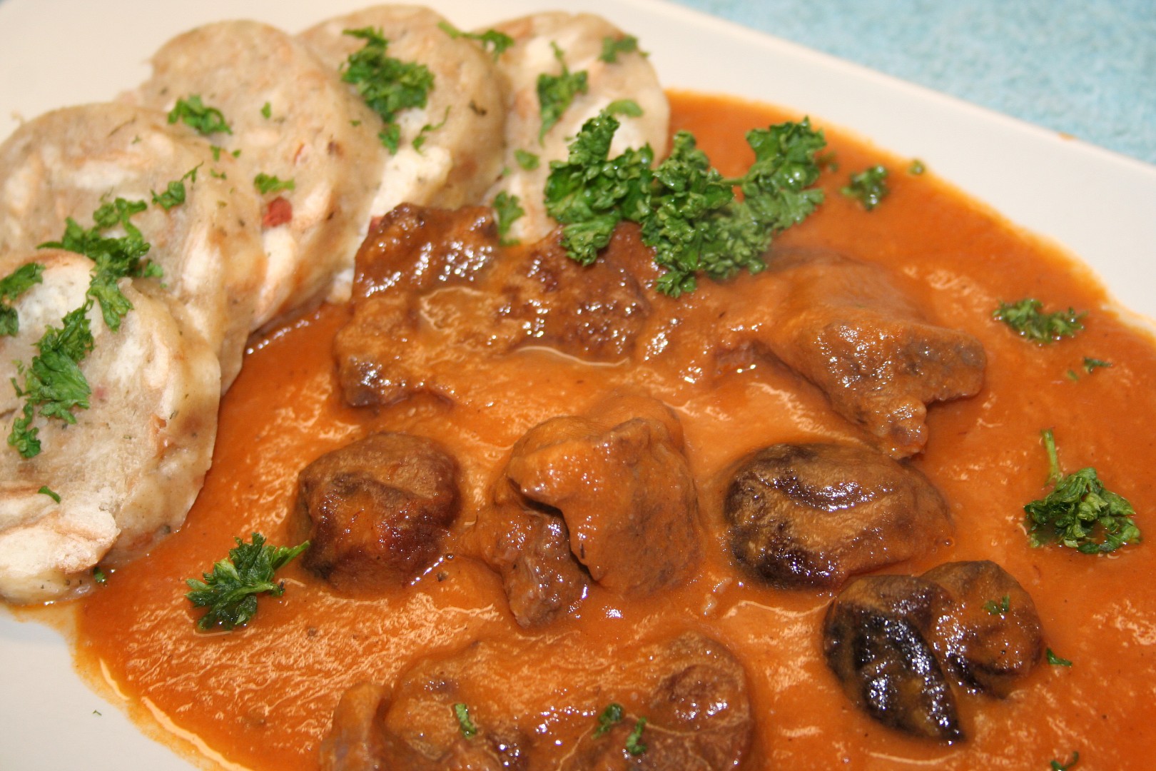 Dančí guláš se švestkami v perníkové omáčce podle Stezek dědictví