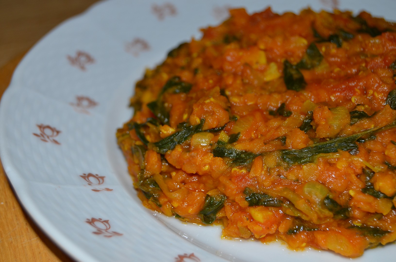 Dhal z červené čočky se špenátem a rajčaty