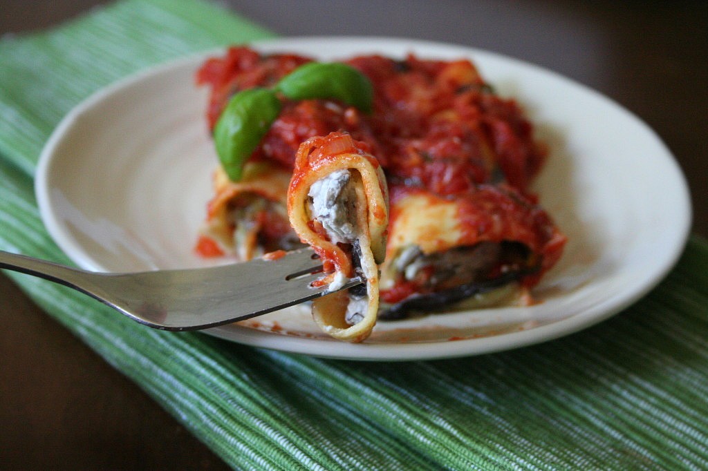 Domácí cannelloni plněné pečeným lilkem, ricottou se žampiony, s rajčatovou omáčkou_5ff7fed10b40c.jpeg