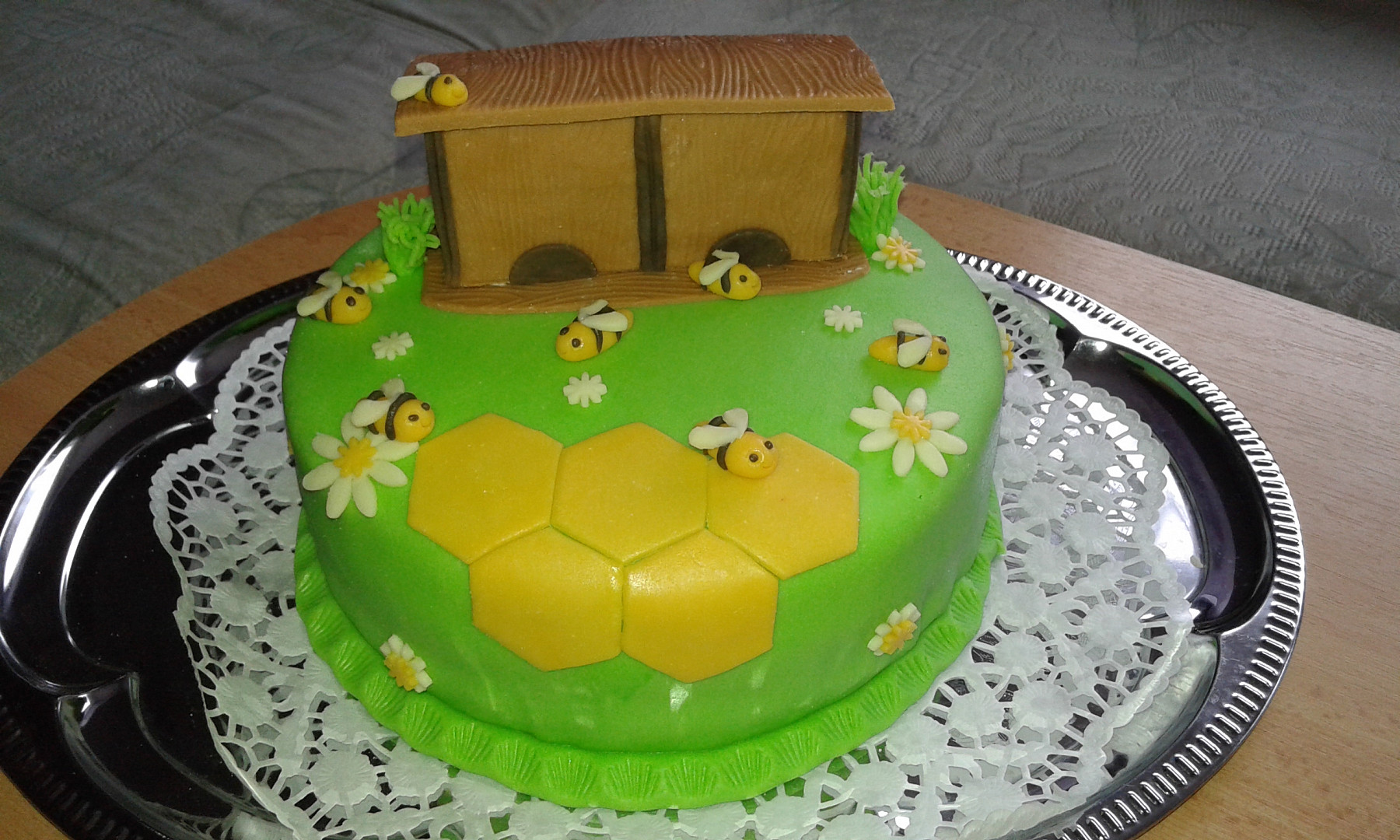 Dort s včelím úlem