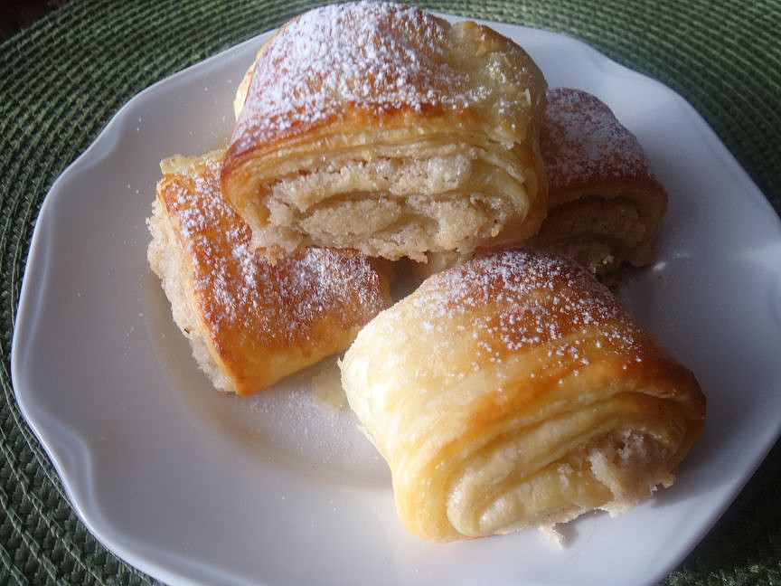 Drobenkový závin se skořicí a lískovými oříšky