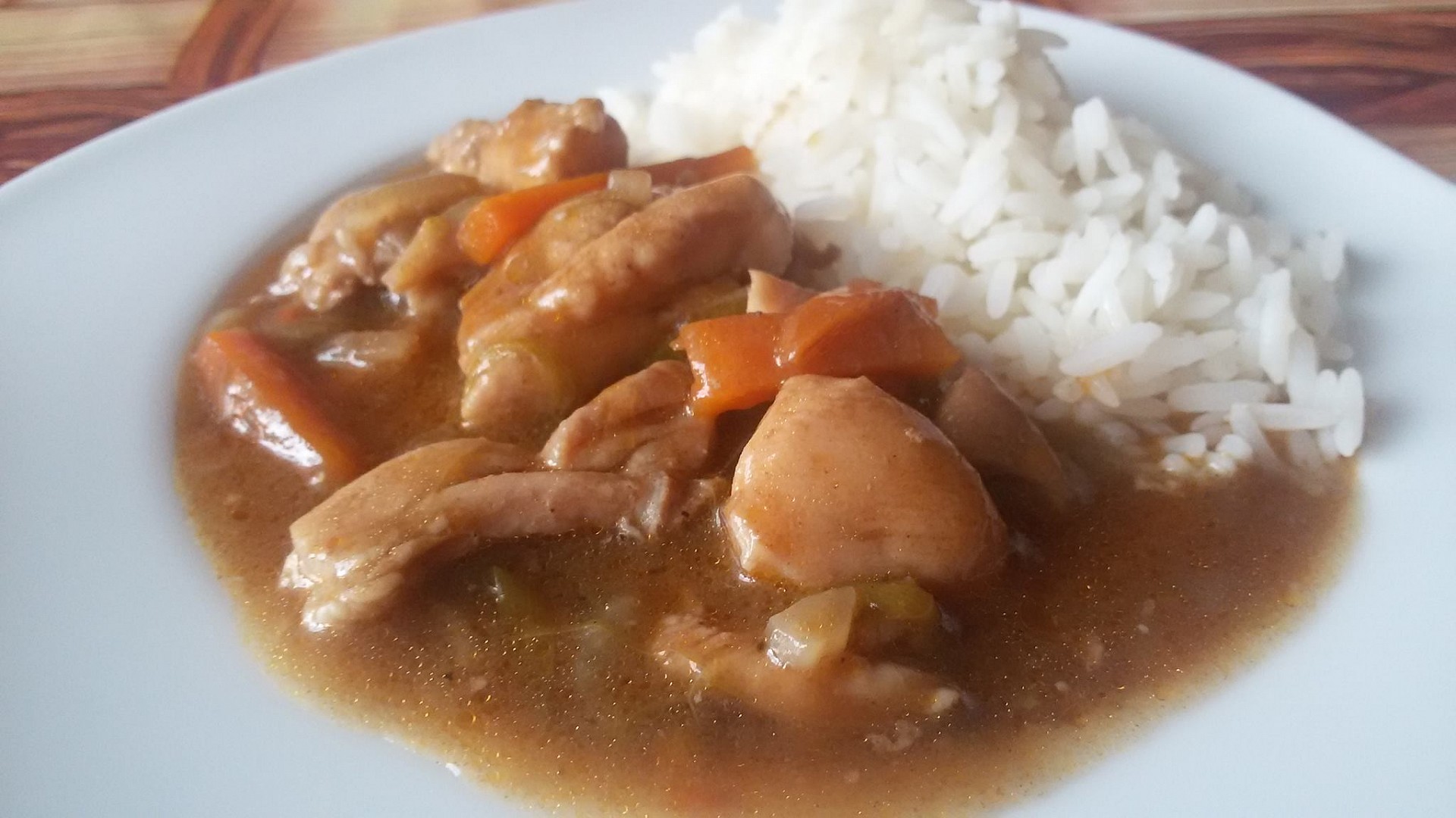 Dušené kuřecí kousky na zelenině