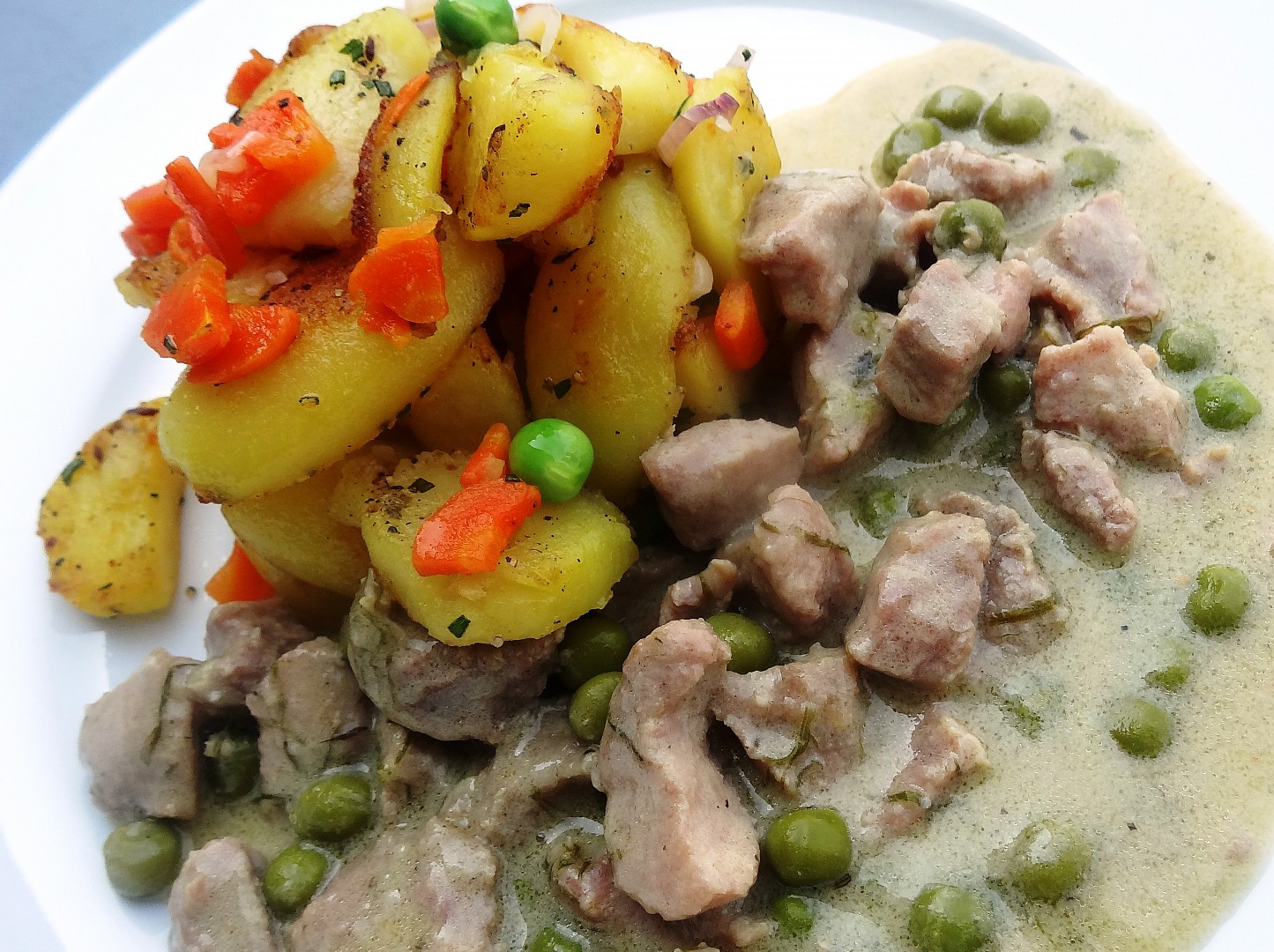 Dušené vepřové kostky se smetanou a hráškem_5ff950d12b5ac.jpeg