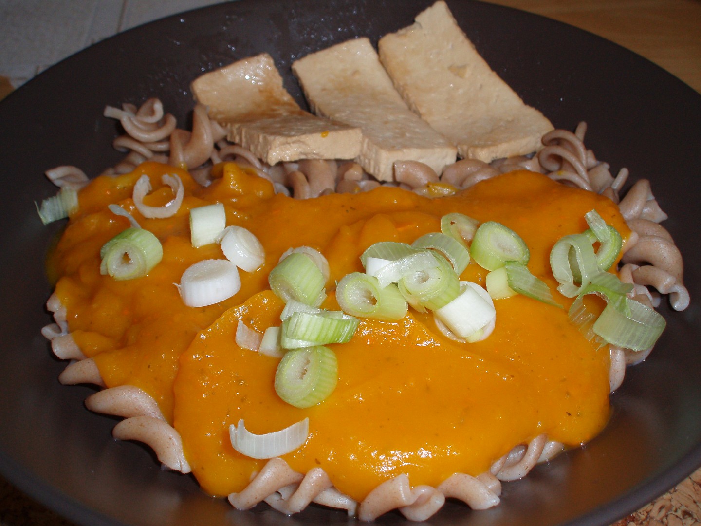 Dýňová omáčka s marinovaným tofu,špaldové vrtulky_5ffbad9429860.jpeg