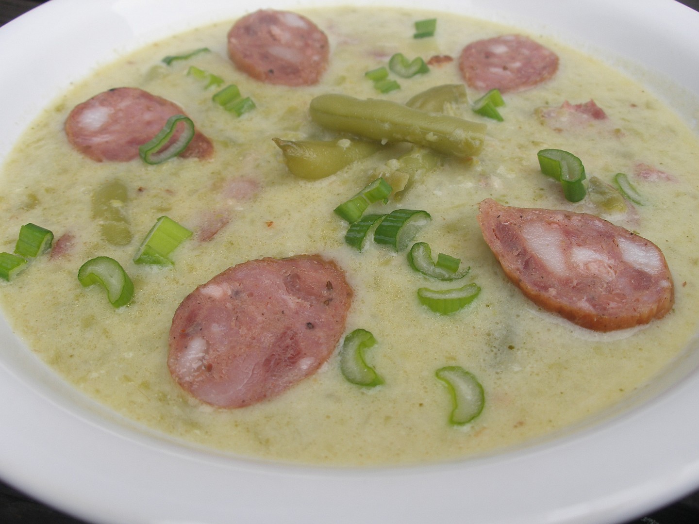 Fazolková polévka se slaninou a klobásou